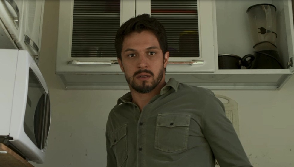 Marcos (Romulo Estrela) fica encurralado quando encontra as pistas que procurava sobre Elias (Marcelo Faria), em 'Bom Sucesso' — Foto: Globo