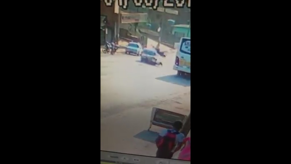 Homem foi lançado de motocicleta após bater em carro (Foto: Whatsapp)