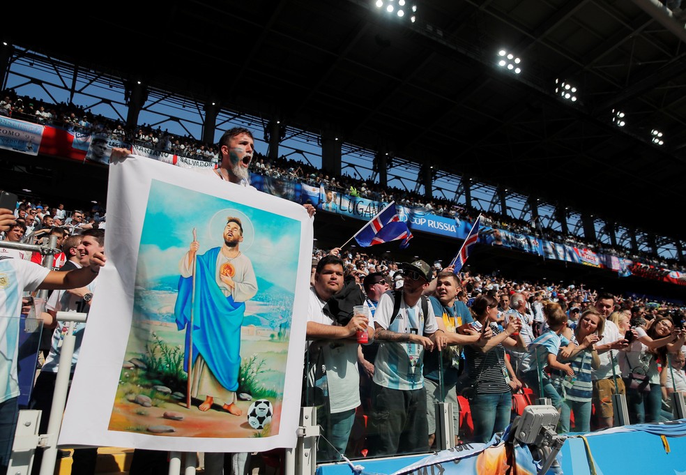 Torcida da Argentina faz homenagem para Messi (Foto: Reuters)