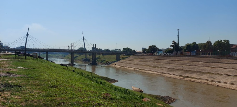 Sem chuvas há 26 dias, nível do Rio Acre está a pouco mais de meio metro de atingir cota histórica de seca  — Foto: Murilo Lima/Rede Amazônica Acre