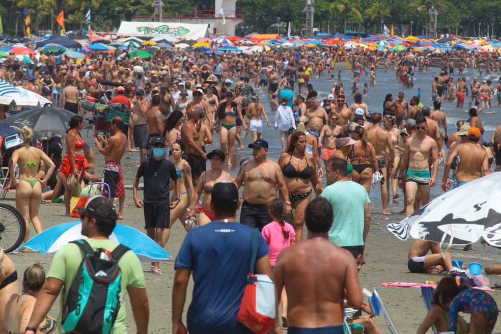 Turistas atrasam volta para casa e lotam praias de Santos, SP, em dia de sol e muito calor — Foto: Matheus Tagé/Jornal A Tribuna