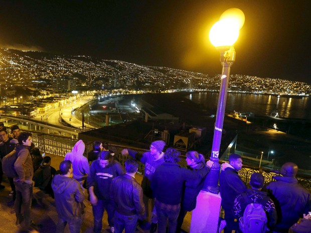 Pessoas olham o mar em Valparaíso, no litoral do Chile após alerta de tsunami (Foto: Rodrigo Garrido/AFP)