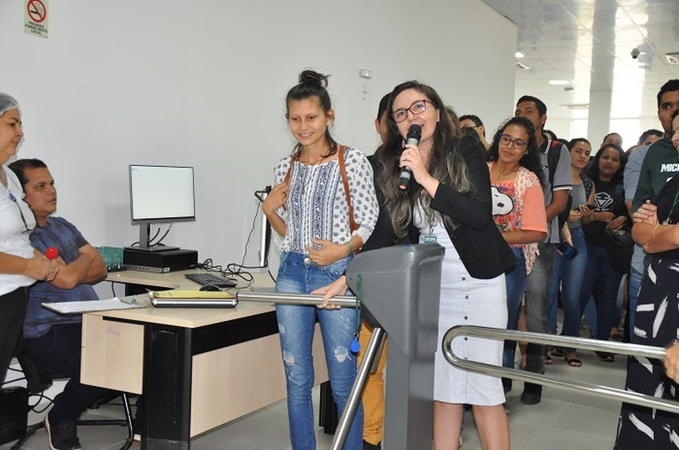Gernilane Caldeira Sousa foi a primeira estudante a passar pela catraca do RU da Ufopa — Foto: Comunicação Ufopa