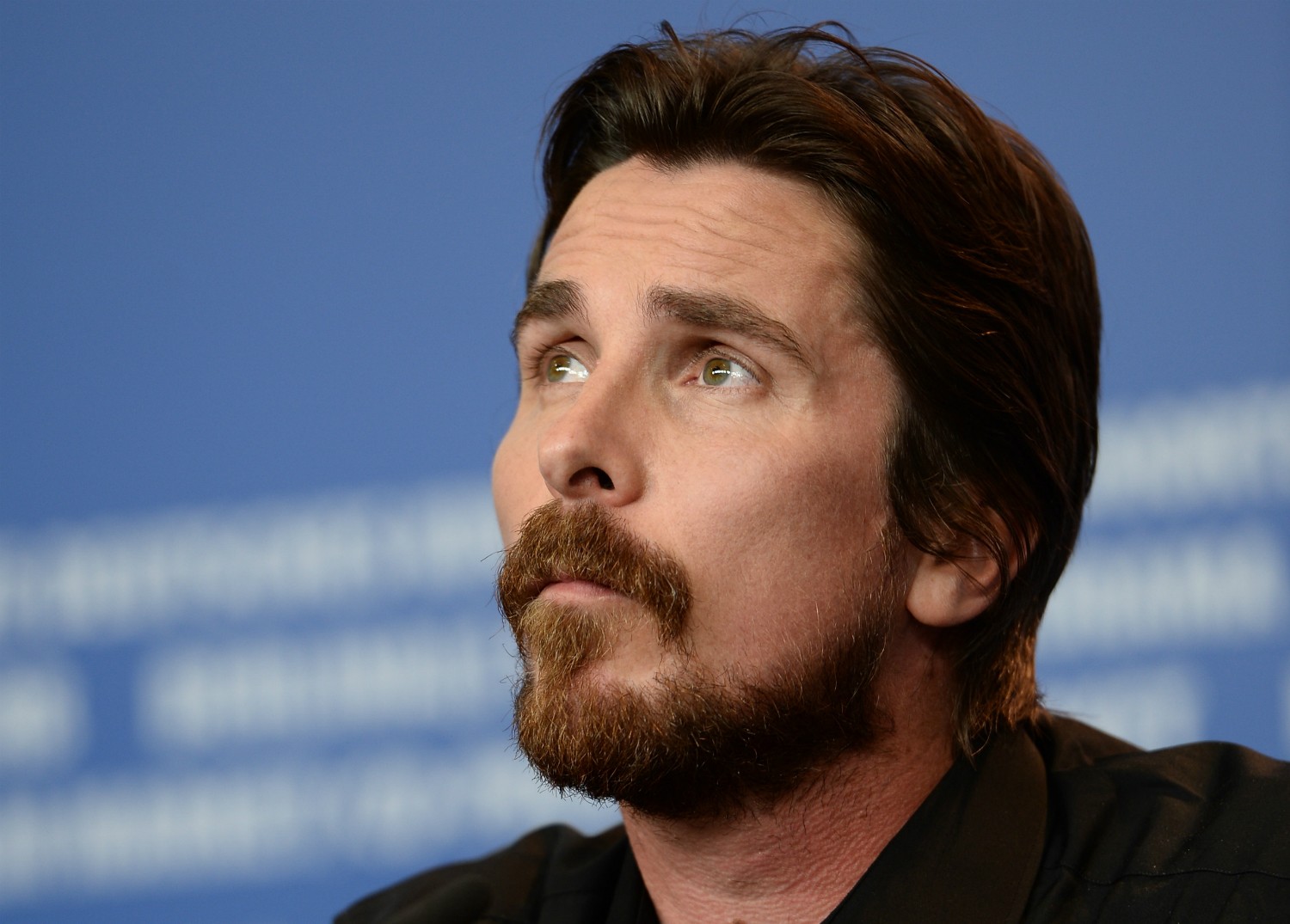 Christian Bale deu um pití muito mal-educado quando o diretor de fotografia de 'O Exterminador do Futuro — A Salvação' (2009) passou sem querer entre o ator e a câmera no meio da gravação do filme. O áudio da bronca desmedida vazou, o que levou Bale, mais tarde, a se declarar arrependido pelo que fez. 