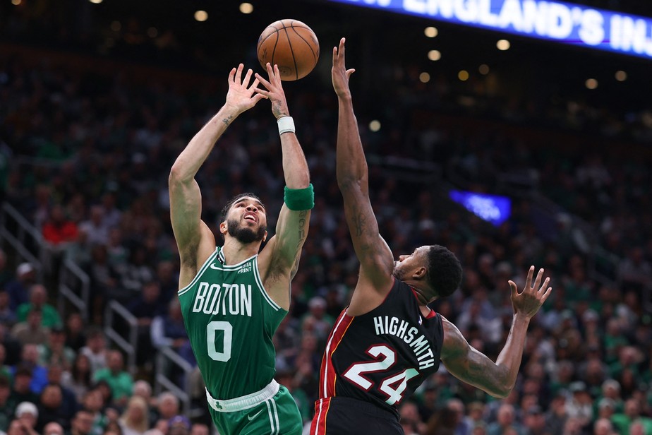 Jayson Tatum lidera os Celtics na busca pela virada inédita na final da conferência leste da NBA