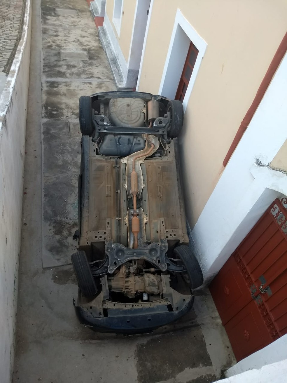 Motorista perde controle de direção e carro tomba no Centro de Passa Quatro, MG — Foto: Redes sociais 