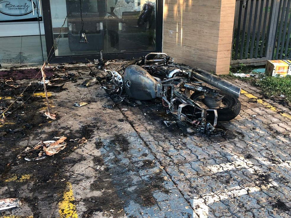 Motocicleta foi incendiada e fogo atingiu três lojas no Centro da capital acreana — Foto: Guilherme Barbosa/Arquivo pessoal