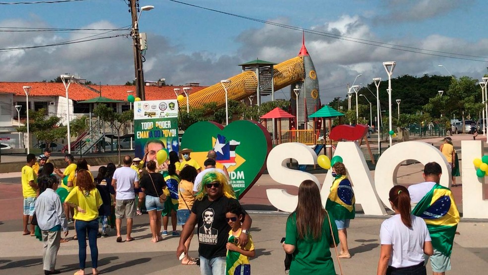 Manifestantes alteraram parte do letreiro “São Luís” com as cores verdes e amarelo. — Foto: Raunir Santos/Grupo Mirante