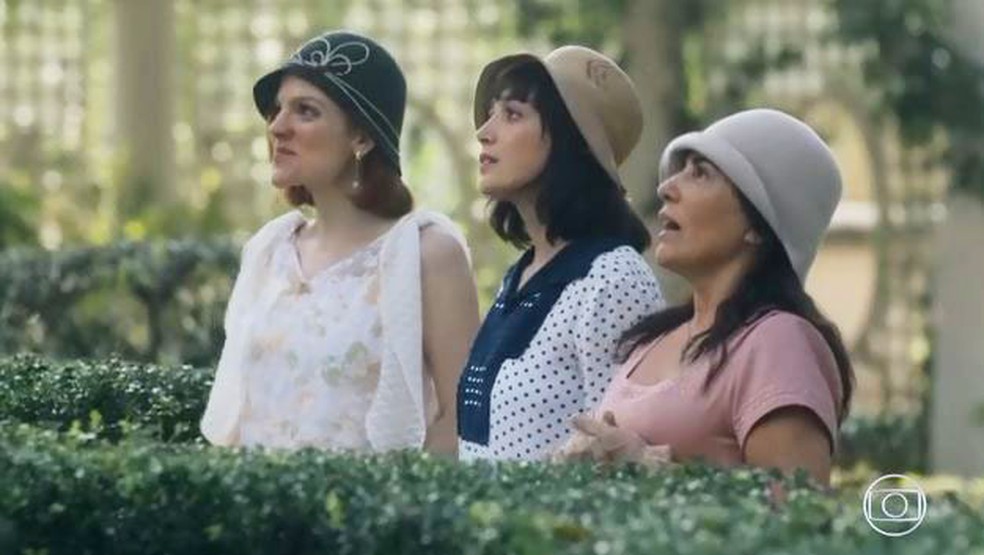 Lola (Gloria Pires), Clotilde (Simone Spoladore) e Olga (Maria Eduarda de Carvalho) ficam impressionadas com mansão de Emília (Susana Vieira) — Foto: Globo