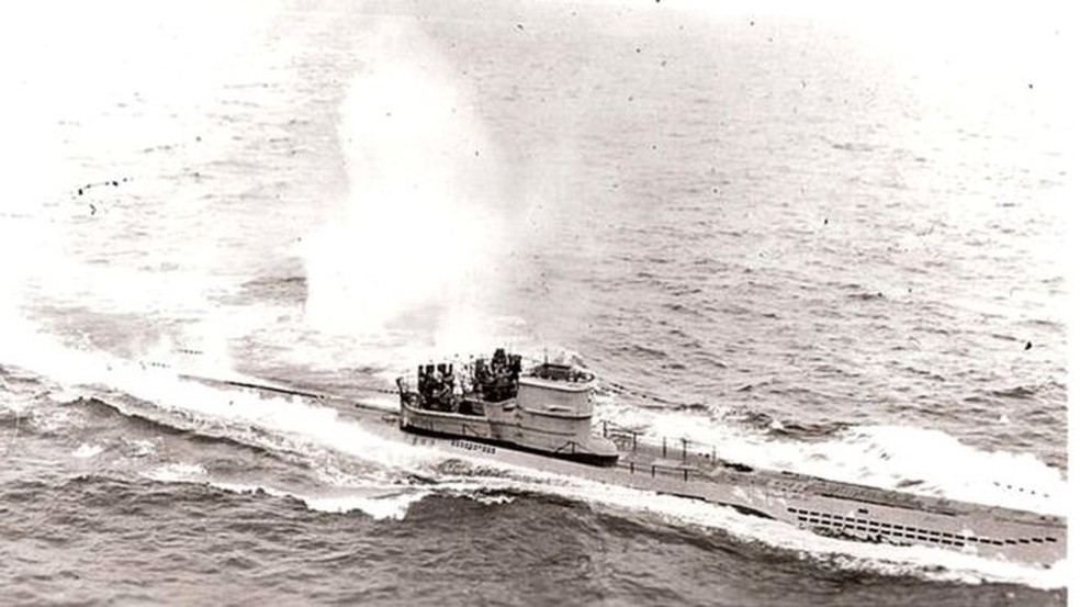 Essa imagem feita por americanos mostra o submarino alemão U-966 Gut Holz no dia 10 de novembro de 1943 (Foto: USAF/Wikimedia Commons)