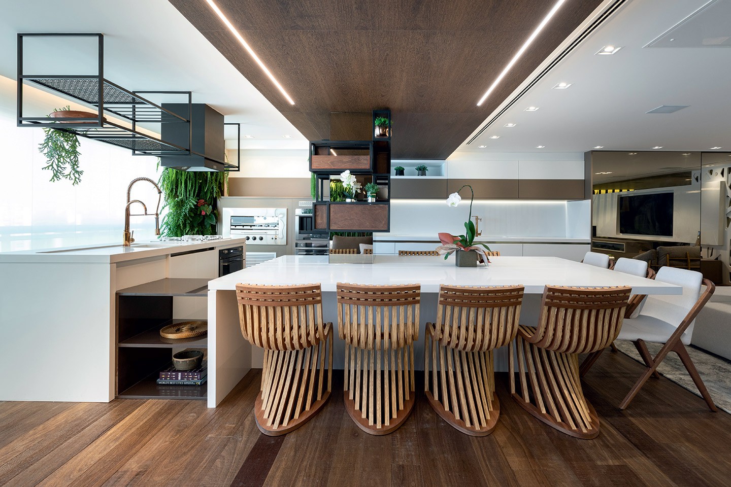 Apartamento de 200 m² tem living espaçoso e muita madeira (Foto: Vilhora/divulgação)