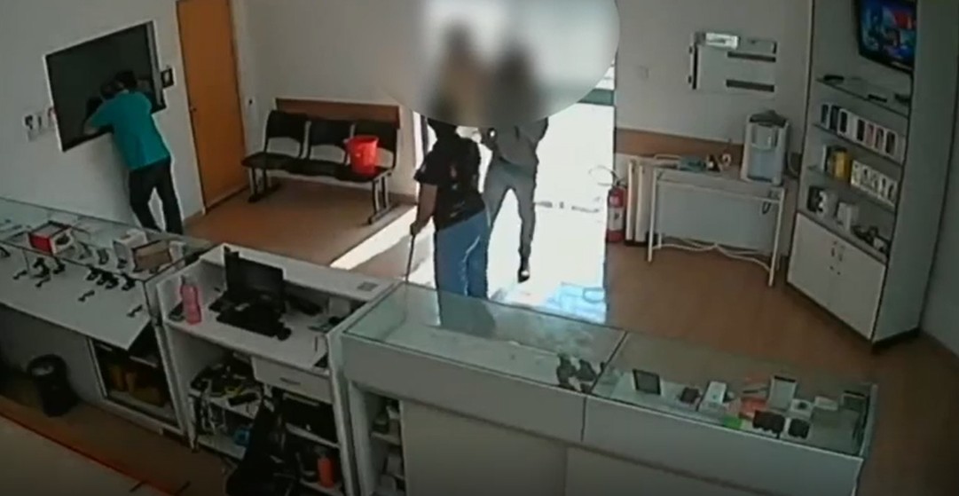 VÍDEO: Câmera flagra assalto à mão armada em loja de celular em Iturama