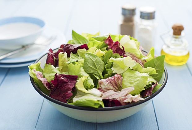 Sementes, castanhas e gordura boa devem ser acrescentadas à salada (Foto: Thinkstock)