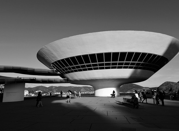 O Museu de Arte Contemporânea de Niterói, projetado por Oscar Niemeyer, é um dos principais símbolos da arquitetura brasileira (Foto: Pixabay/2719743/CreativeCommons)