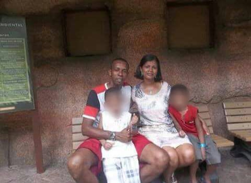 VÃ¢nia TibÃºrcio ao lado do marido Carlos Alberto e filhos. (Foto: ReproduÃ§Ã£o/ Redes sociais)