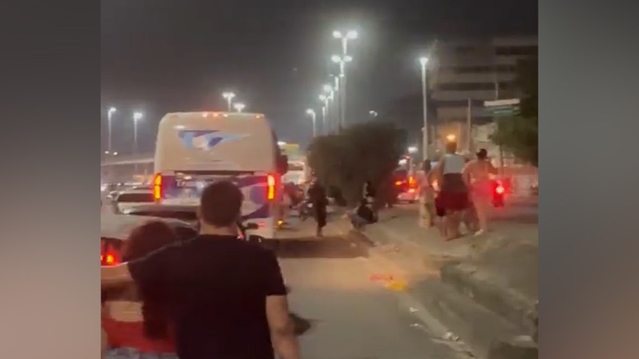 Motoristas descem de seus carros durante roubo de veículo na Avenida Brasil, na Zona Norte do Rio