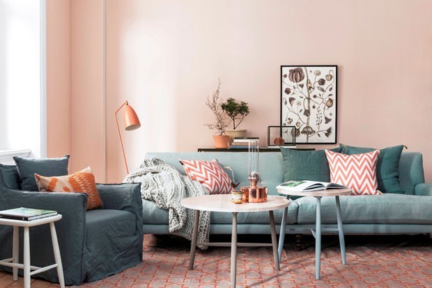Sofá colorido na sala de estar: 7 maneiras de apostar na peça (Foto: Divulgação)