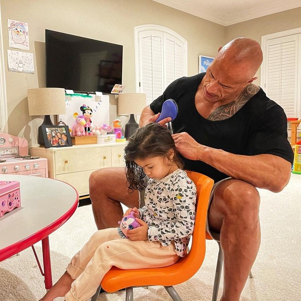 The Rock penteia cabelos da filha Tiana Gia Johnson (Foto: Reprodução/Instagram)