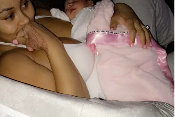 Blac Chyna com a sua filha com Rob Kardashian (Foto: Instagram)