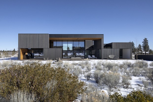 Casa se conecta com o deserto em estilo contemporâneo (Foto: Jeremy Bittermann/Divulgação)