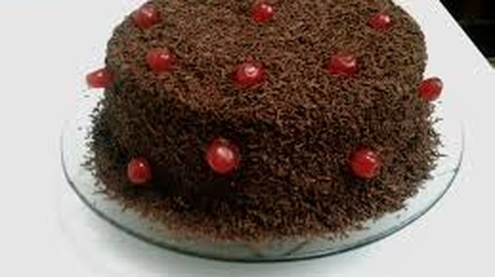 Bolo simples de chocolate com cobertura de brigadeiro e cerejas | Bolos |  Receitas