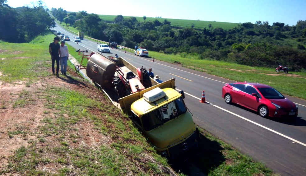 Caminhão caiu em canaleta ao lado do acostamento e trecho da SP-333 em Itápolis já foi liberado ao tráfego — Foto: Valtemir Tambarussi/Divulgação