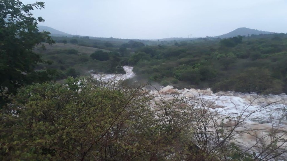 Açude do município Aguiar recebe águas após chuvas  — Foto: Arquivo pessoal/Délia Mendes Pedrosa 