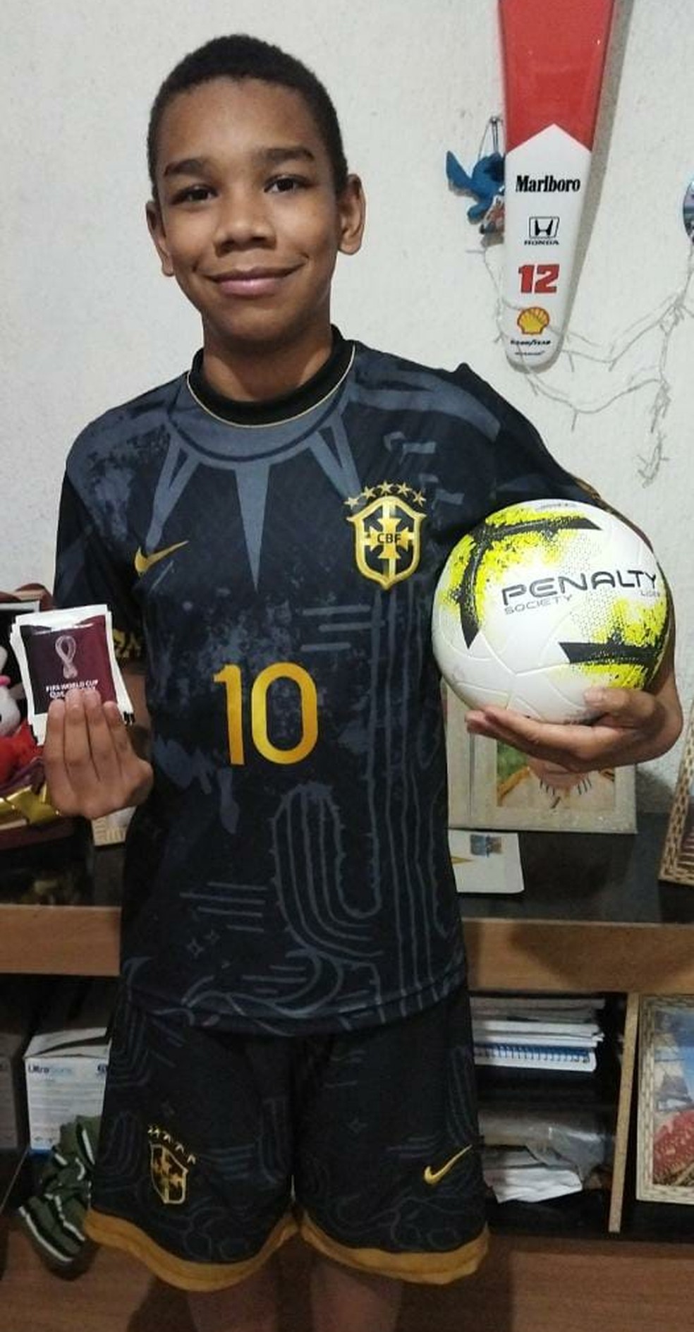 João Vitor ganhou uma bola e figurinhas da Copa do Mundo — Foto: Daiane Vicente/Arquivo pessoal