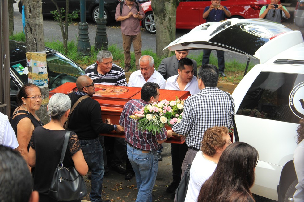 Corpo da estudante foi sepultado em Xalapa, Veracruz (Foto: EDUARDO MURILLO / AFP)