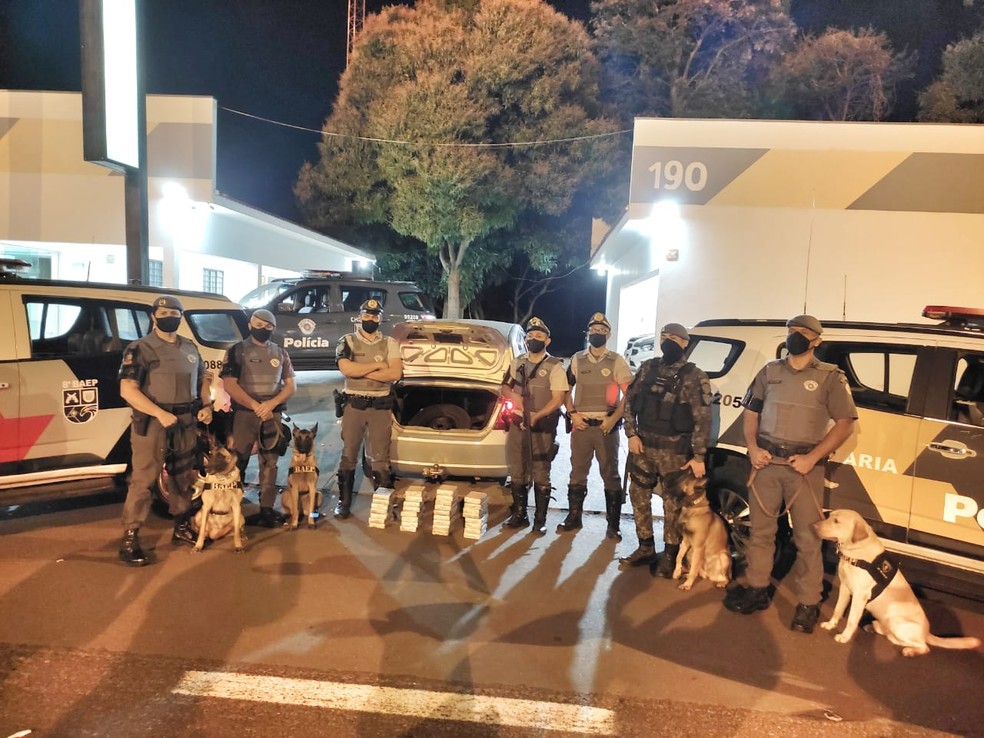Fiscalização policial localizou mais de 33 kg de cocaína que estavam em fundos falsos — Foto: Polícia Rodoviária 