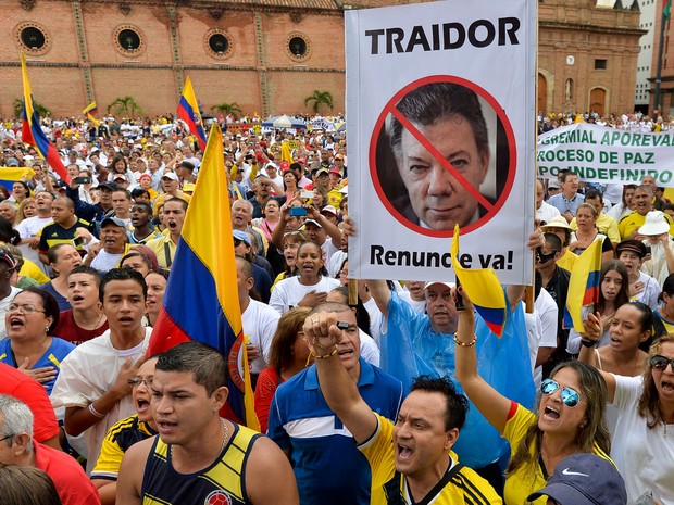 ^Colombianos pedem a renúncia de Juan Manuel Santos em manifestação contra o presidente e as FARC em Bogotá, no sábado (2) (Foto: AFP Photo/Luis Robayo)