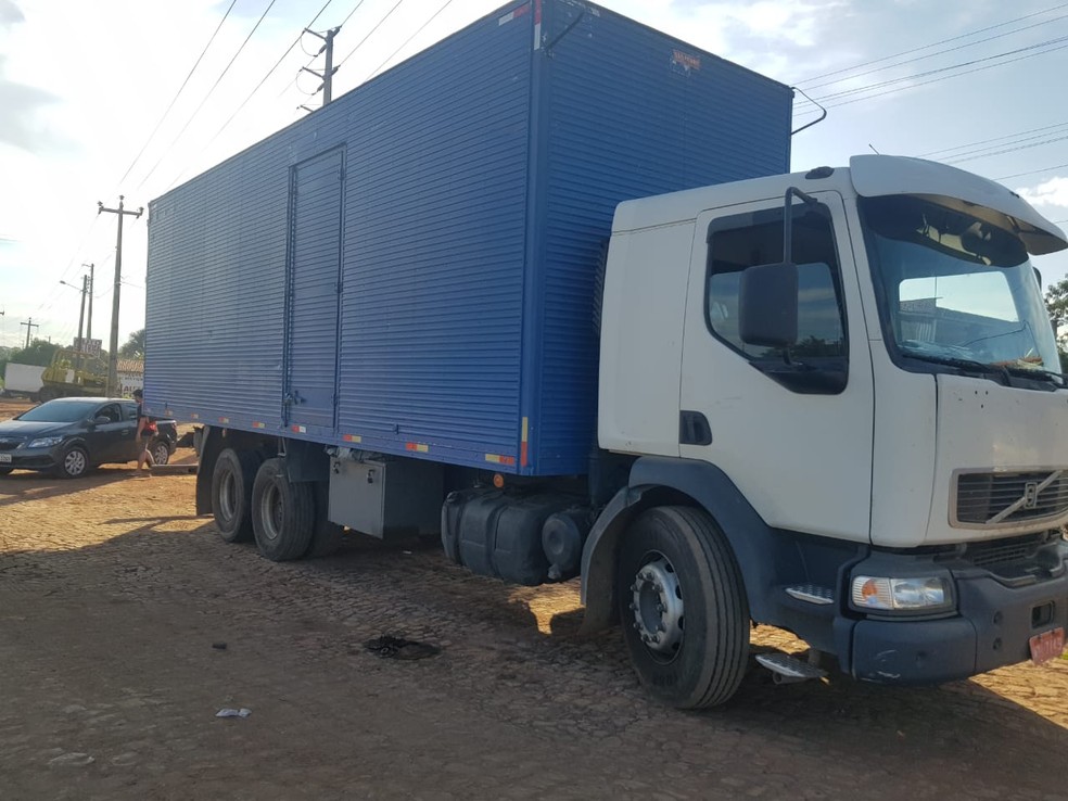 Motorista colidiu na traseira de um caminhão. Segundo a PRF, ele estava embriagado e não tinha Carteira Nacional de Habilitação (CNH). — Foto: Divulgação/PRF