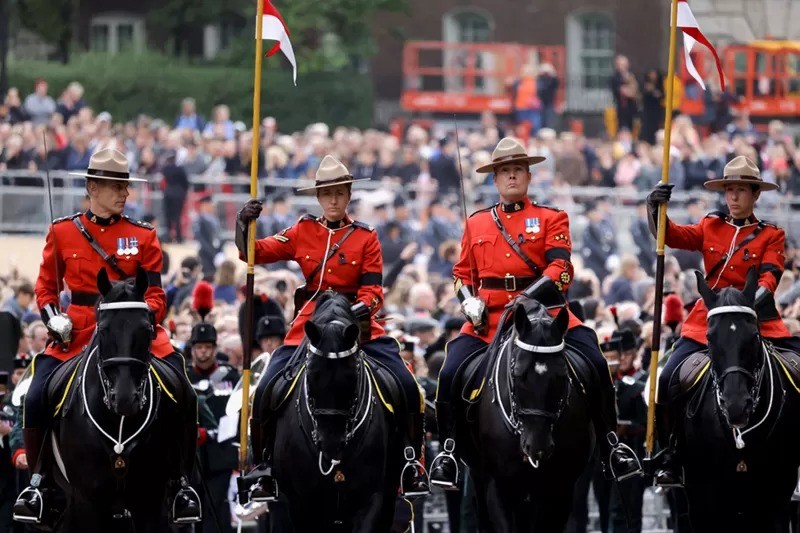 Membros da polícia montada do Canadá, país onde o monarca britânico ainda é chefe de Estado, também participaram da procissão (Foto: AFP via BBC News)