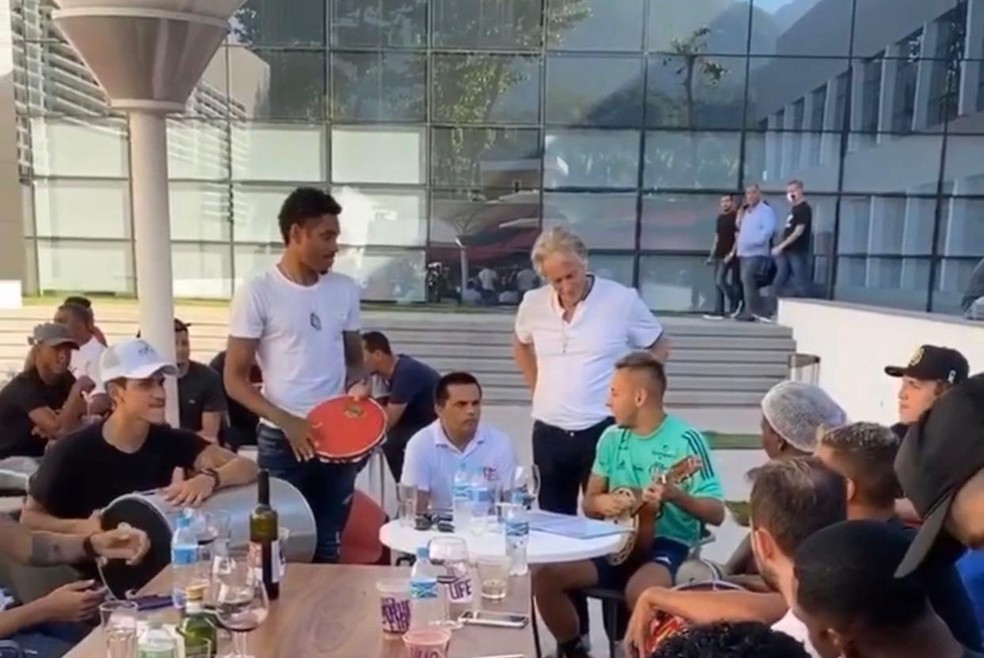 Jorge Jesus com Rafinha no cavaco, Vitinho no pandeiro e Pedro na tantan — Foto: Reprodução