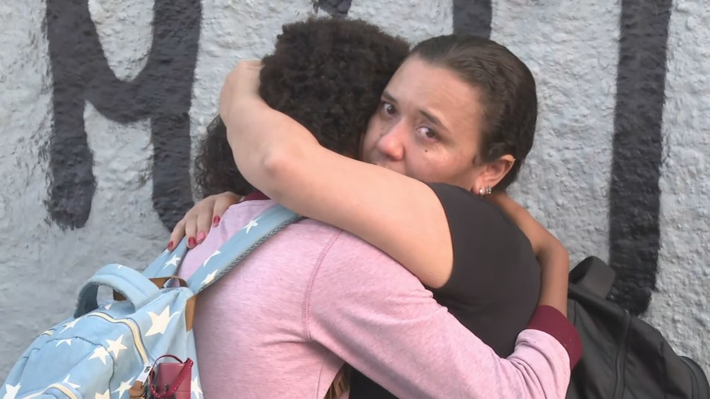 alunos chegam para primeiro dia de aula depois do ataque que deixou professora morta — Foto: Reprodução/TV Globo