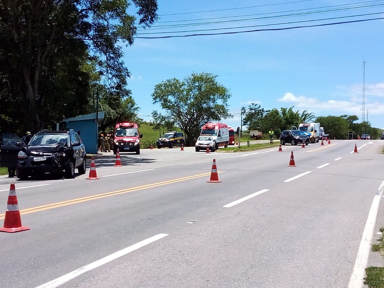 Batida entre dois carros deixa seis feridos na BR-393, em Barra do Piraí