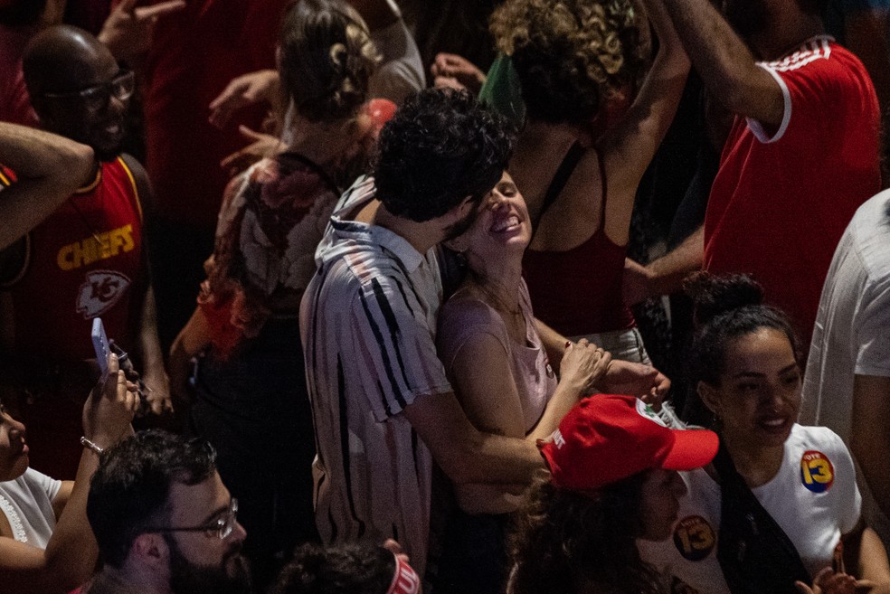 Casal comemora a vitória de Lula na Avenida Paulista — Foto: Fábio Tito/g1