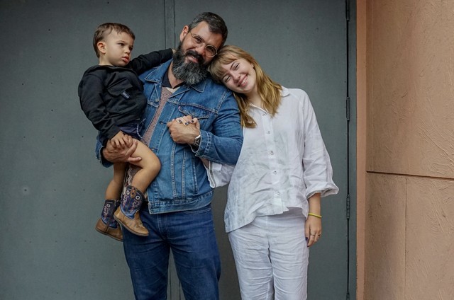 Juliano Cazarré levou o filho Gaspar e a atriz Lola Belli (Foto: Elisa Bessa)