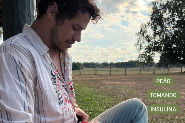 José Loreto aplica insulina nos bastidores de Pantanal (Foto: Reprodução/Instagram)