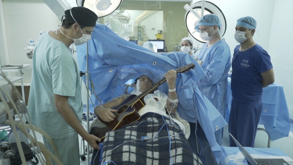 Paciente toca violão durante cirurgia — Foto: Divulgação/HU de Canoas