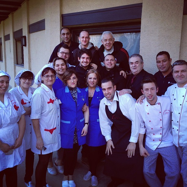 Alexandre pato com parte da equipe que o ajudou no Milan (Foto: Reprodução)