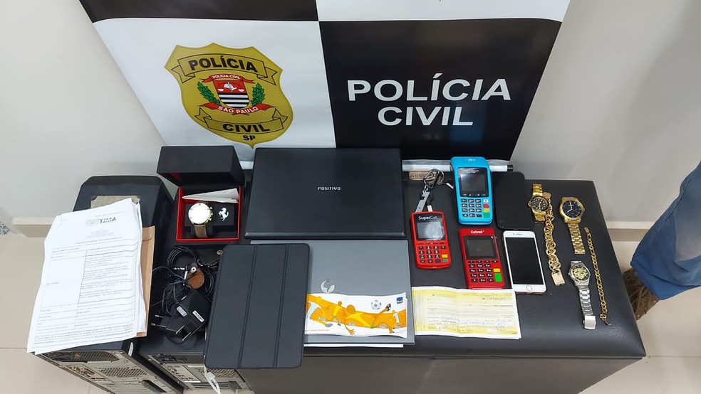 Polícia cumpriu mandados de busca e apreensão durante a Operação Clima Quente, em Araçatuba (SP) — Foto: Polícia Civil/Divulgação