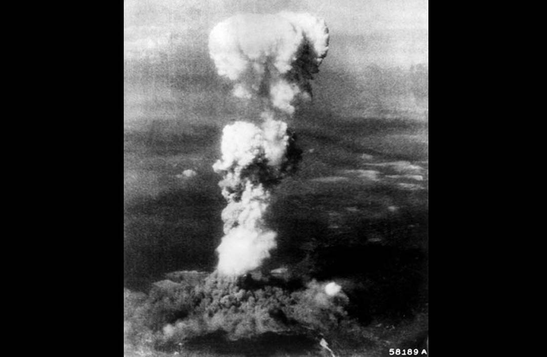 Imagem da primeira bomba atômica lançada pelos americanos na cidade japonesa de Hiroshima, em 6 de agosto de 1945