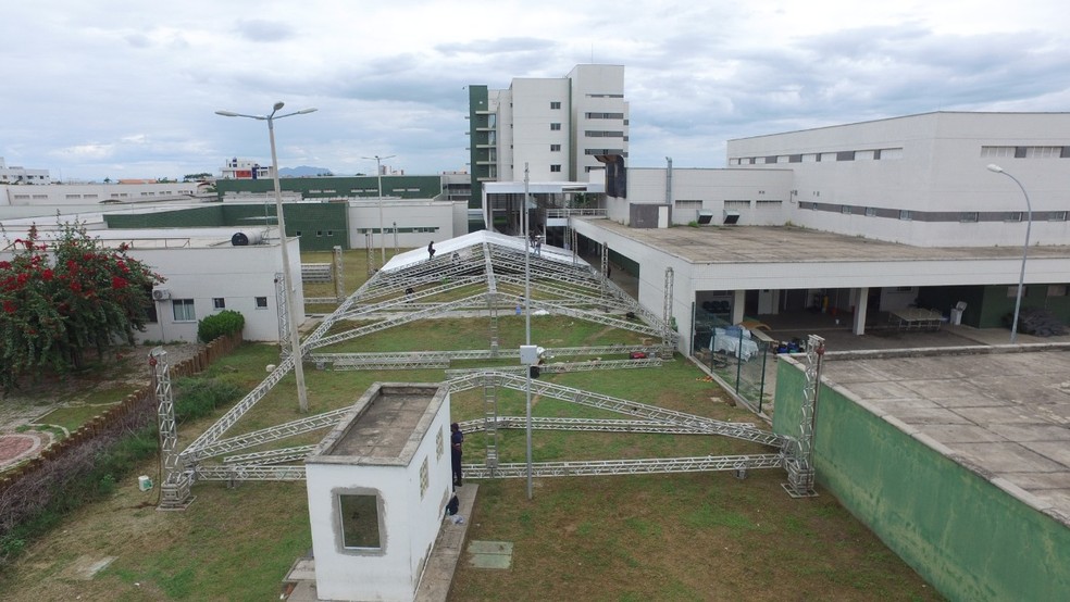 Hospital de campanha anexo ao Hospita Regional Norte, em Sobral, começou a ser montado no dia 21 de março. — Foto: Governo do Estado/ Divulgação