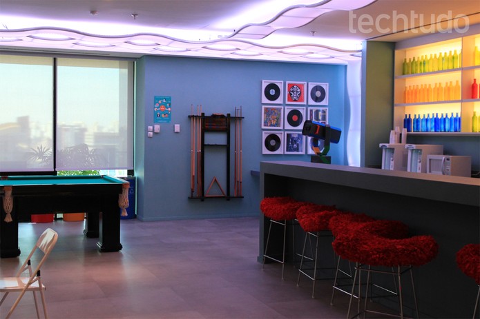 Sinuca e clima de bar embalam a sala de lazer do Google Brasil (Foto: Isadora Díaz/TechTudo)