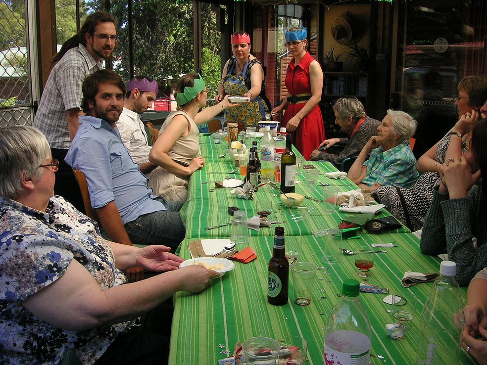 Programas em família ajudam a reforçar laços e a construir memórias afetivas   — Foto: https://commons.wikimedia.org/wiki/Category:Families_eating#/media/File:Christmas_in_Australia_01.JPG
