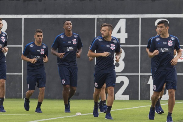 Salários atrasados? Baladas? Mitos e verdades sobre a má fase do Corinthians