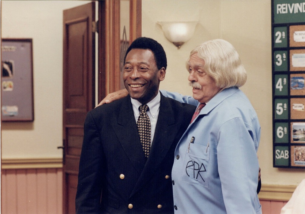 Pelé e Chico Anysio durante gravações da 'Escolinha do Professor Raimundo' — Foto: Acervo Grupo Globo