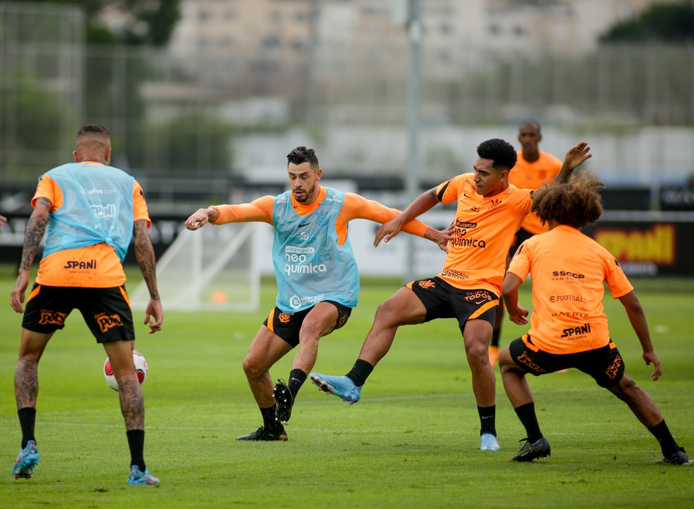 Vítor Pereira tem quatro opções para duas vagas, veja a provável escalação do Corinthians 