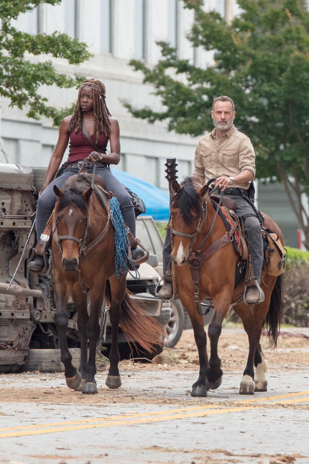 Danai Gurira (Michonne) e Andrew Lincoln (Rick Grimes) em cena da nova temporada de The Walking Dead (Foto: Backgrid)